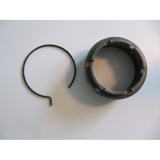 Lancia Flavia rear wheel hub, stuts, nut rings & lock rings